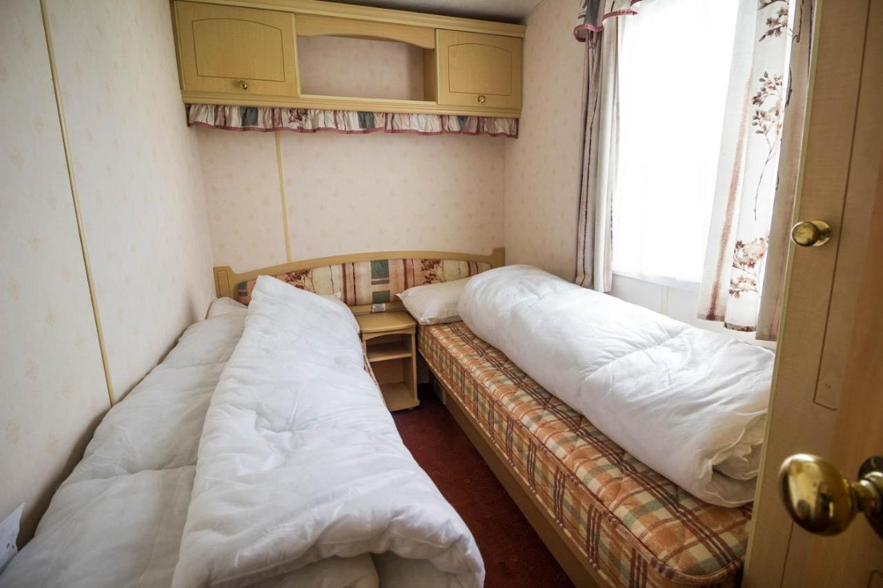 6 Berth Caravan With Decking Nearby Heacham Beach In Norfolk Ref 21047A Hotel Exterior foto
